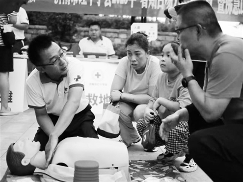 急救地摊将应急救护知识送到市民游客身边